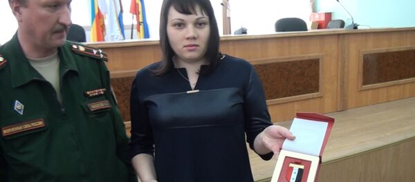 Медаль Вооруженных Сил Сирии вручена вдове российского матроса Позынича Медаль Вооруженных Сил Сирии вручена вдове российского матроса Позынича - Sputnik Молдова