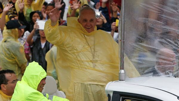 Pope Francis smiles as he waves to residents during a motorcade in Tacloban city, after holding a mass near the airport - Sputnik Молдова