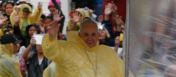 Pope Francis smiles as he waves to residents during a motorcade in Tacloban city, after holding a mass near the airport - Sputnik Молдова