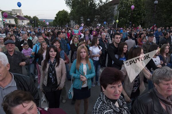 На главной площади Оргеева на праздник собрались сотни горожан. - Sputnik Молдова