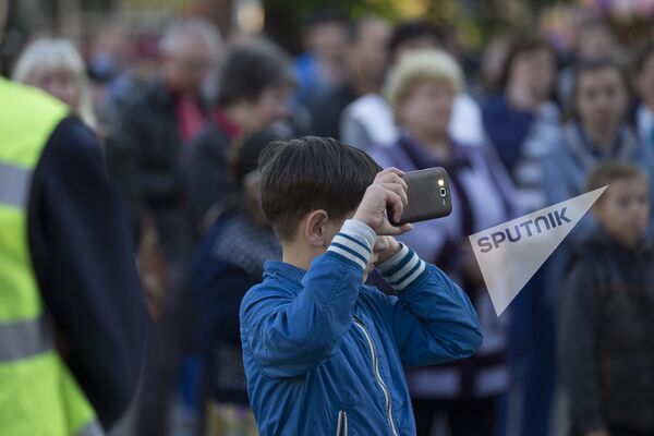 Маленькие зрители пытались запечатлеть яркие моменты праздника. - Sputnik Молдова