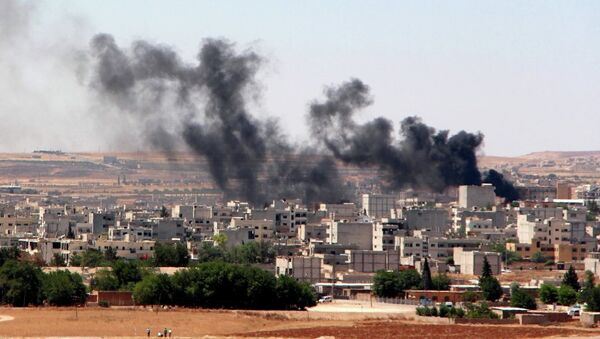 Smoke billow from the Syrian town of Kobane, as seen from the Turkish side of the border in Suruc in Sanliurfa province on June 25, 2015. Turkey denied baseless claims that Islamic State (IS) militants reentered the Syrian town of Kobane through the Turkish border crossing to detonate a suicide bomb, - Sputnik Молдова