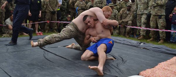 Trântă la berbec, militari moldoveni și americani - Sputnik Moldova