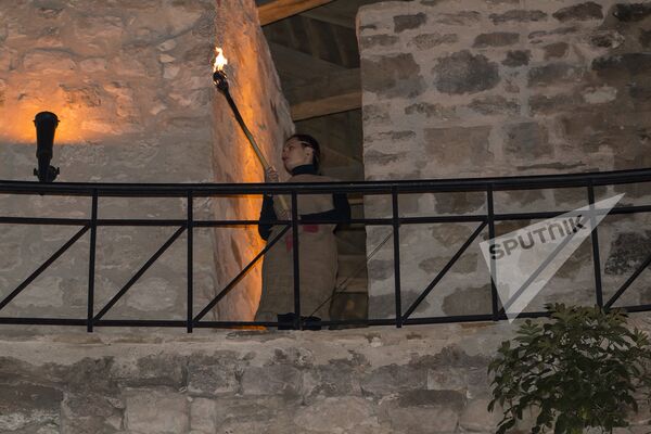 Într-o deschizătură din zid apare o femeie misterioasă: și ea face parte din spectacolul nocturn al muzeului. - Sputnik Moldova