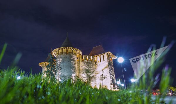 Astfel arată astăzi Cetatea Sorocii, restaurată, cu turlele din lemn. - Sputnik Moldova