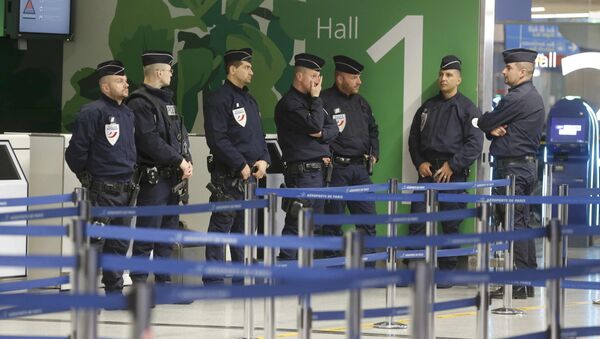 Полиция заняла позицию в аэропорту Шарля де Голля в Париже - Sputnik Молдова