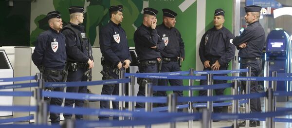 Полиция заняла позицию в аэропорту Шарля де Голля в Париже - Sputnik Молдова