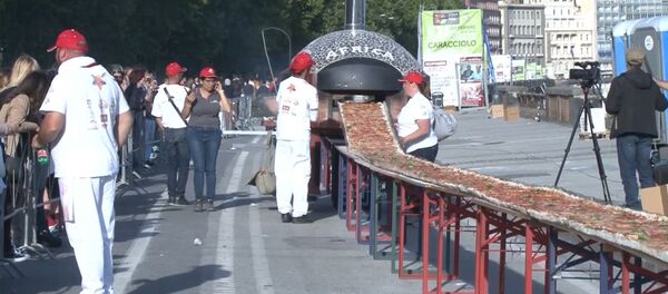 Итальянские повара в погоне за рекордом испекли пиццу длиной 1860 метров - Sputnik Молдова