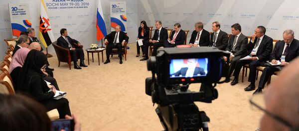 May 19, 2016. Russian President Vladimir Putin, right, and Sultan Hassanal Bolkiah of Brunei Darussalam at a bilateral meeting at the Radisson Blu Resort & Congress Centre in Sochi - Sputnik Молдова