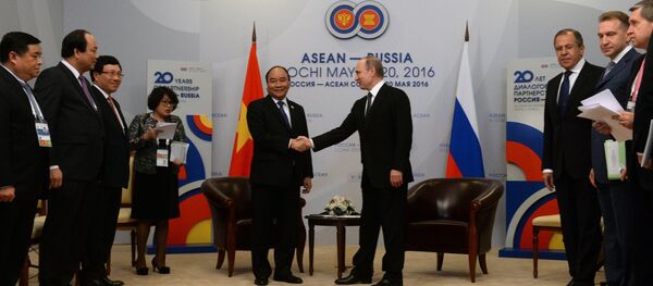 Двусторонняя встреча президента РФ В. Путина с премьер-министром Социалистической Республики Вьетнам Нгуен Суан Фуком - Sputnik Молдова