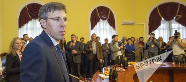 Сотрудники мэрии Кишинева поздравляют шефа Дорина Киртоакэ с бракосочетанием - Sputnik Молдова