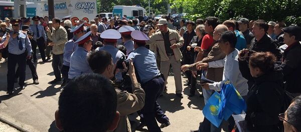 Журналисты информагентства Новости-Казахстан следят за развитием событий. Несколько сотен человек собрались в Алматы возле площади Республики в Алматы Журналисты информагентства Новости-Казахстан следят за развитием событий. Несколько сотен человек собрались в Алматы возле площади Республики в Алматы - Sputnik Молдова