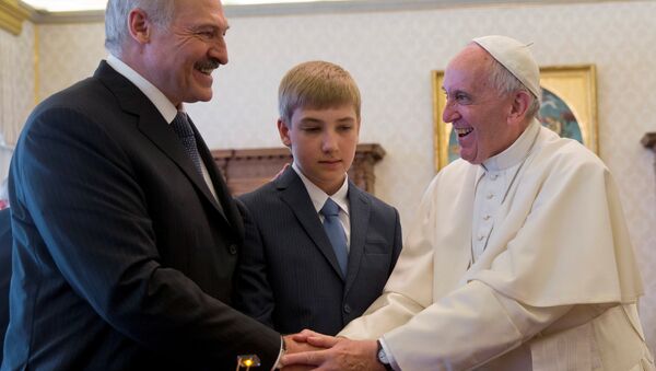 Президент Александр Лукашенко с сыном Николаем во время встречи с Папой Римским. - Sputnik Молдова