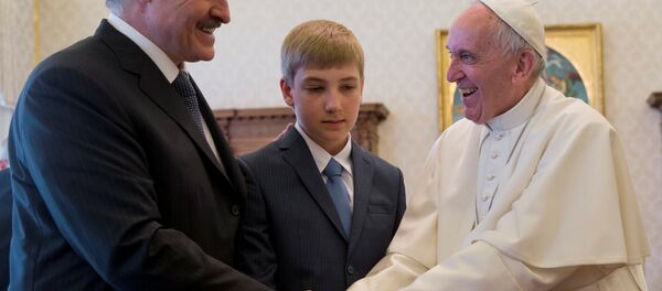 Президент Александр Лукашенко с сыном Николаем во время встречи с Папой Римским. Президент Александр Лукашенко с сыном Николаем во время встречи с Папой Римским. - Sputnik Молдова