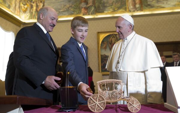 Президент Беларуси пришел с сыном Николаем на встречу с Папой Римским. - Sputnik Молдова