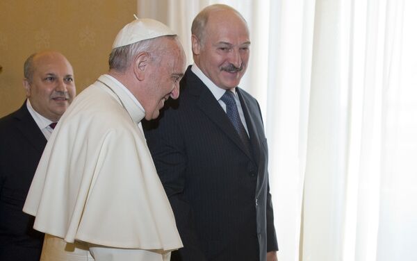 Папа Римский и президент Беларуси Александр Лукашенко - Sputnik Молдова
