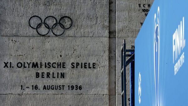 Пмятная стена о летних Олимпийских играх 1936 года у Олимпийского стадиона в Берлине - Sputnik Молдова
