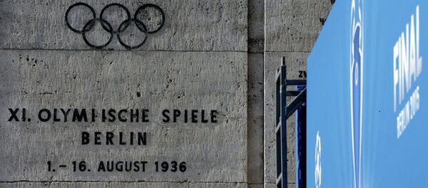 Пмятная стена о летних Олимпийских играх 1936 года у Олимпийского стадиона в Берлине Пмятная стена о летних Олимпийских играх 1936 года у Олимпийского стадиона в Берлине - Sputnik Молдова