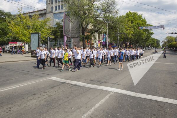Команда дружно идет на старт олимпийского забега - Sputnik Молдова