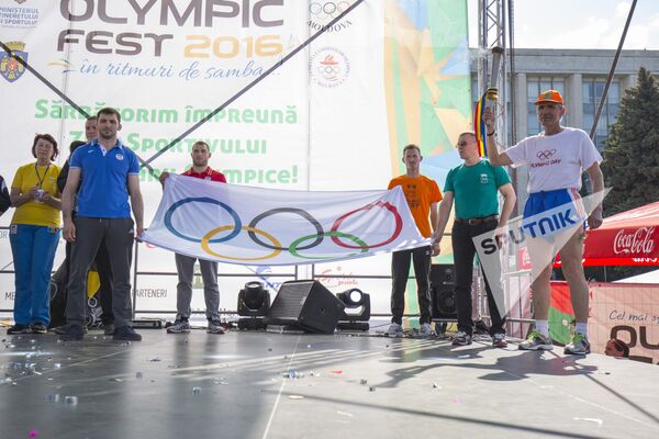 Олимпийский флаг вручили молдавским олимпийцам - Sputnik Молдова
