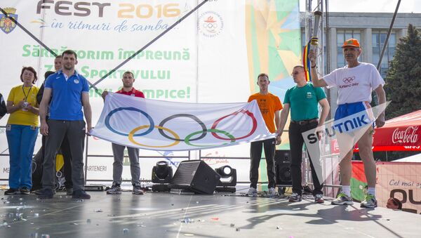 Олимпийский флаг у представителей Молдовы на Играх в Рио - Sputnik Молдова