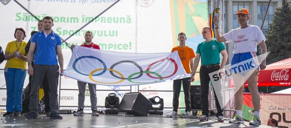 Олимпийский флаг у представителей Молдовы на Играх в Рио - Sputnik Молдова