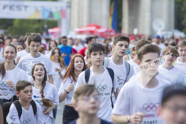 Тысячи людей приняли участие в олимпийском забеге - Sputnik Молдова