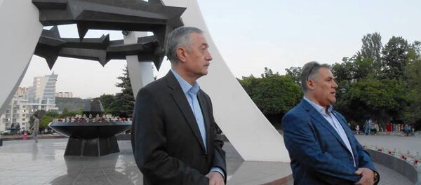 Михаил Мокан и Сергей Коробчан на мемориале воинам-интернационалистам в Кишиневе - Sputnik Молдова