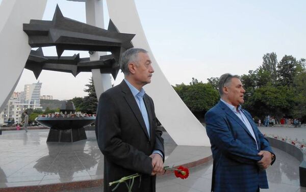 Михаил Мокан и Ион Коробчан на мемориале воинам-интернационалистам в Кишиневе - Sputnik Молдова