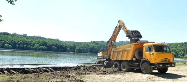 Благоустройство пляжа в столичном парке проходит в середине лета - Sputnik Молдова