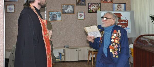 Ветеран ВОВ Михаил Геженко и священник отец Александр - Sputnik Молдова