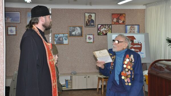 Ветеран ВОВ Михаил Геженко и священник отец Александр - Sputnik Молдова