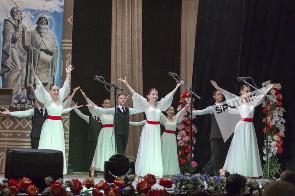 Concerul de sărbătoare a debutat cu un număr de dans. - Sputnik Moldova