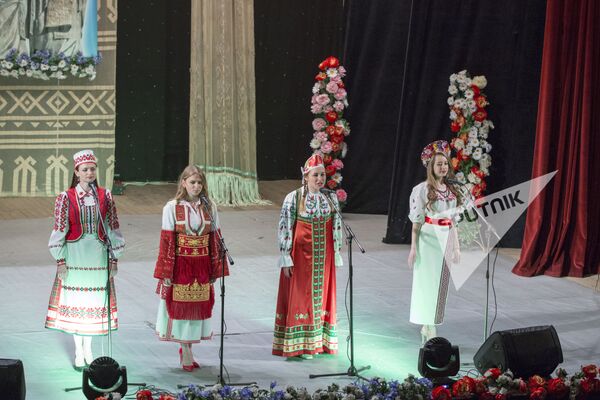 Девушки в национальных костюмах олицетворяли славянские народы. - Sputnik Молдова
