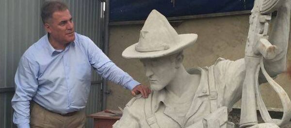 Михаил Мокан рядом со скульптурой воина-афганца в селе Конгаз - Sputnik Молдова