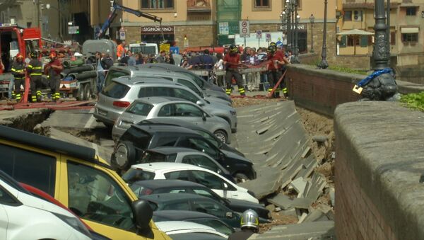 Около 20 машин провалились в яму в центре Флоренции. Кадры с места ЧП - Sputnik Молдова