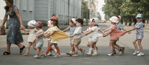 ДЕТСКИЙ САД ВОСПИТАННИКИ ПРОГУЛКА. Copii, grădiniță, educație, educator - Sputnik Moldova