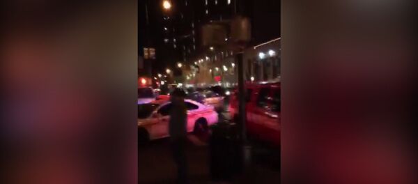 Первые кадры у концертного зала в Нью-Йорке, где неизвестный открыл стрельбу - Sputnik Молдова