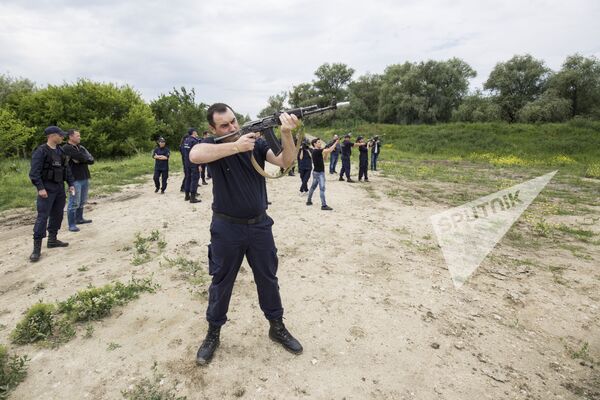К удаче участников пресс-тура, они смогли опробовать оружие и снаряжение. - Sputnik Молдова