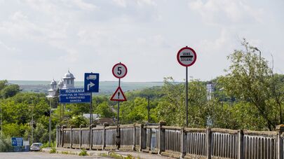 Дорожные указатели на молдавско-румынской границе. КПП "Кагул-Оанча".