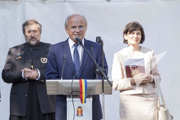 Reprezentanții conducerii școlii se adresează elevilor un cuvânt de rămas bun. - Sputnik Moldova