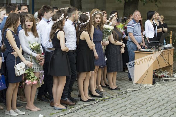 Венки украсили головы выпускниц; неужели, это новая школьная традиция? - Sputnik Молдова