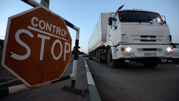 A truck carrying humanitarian aid for people in southeastern Ukraine at the Donetsk checkpoint. - Sputnik Молдова