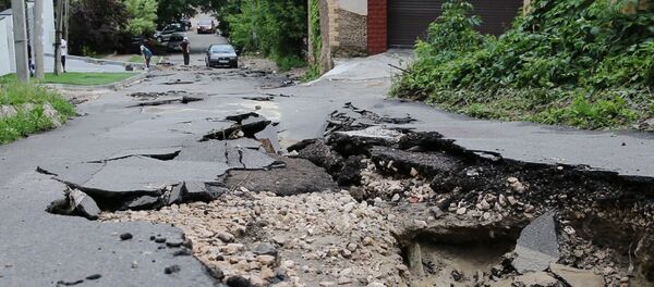 Asfaltul „întors pe dos”: ploaie torenţială la Chişinău Asfaltul „întors pe dos”: ploaie torenţială la Chişinău - Sputnik Moldova