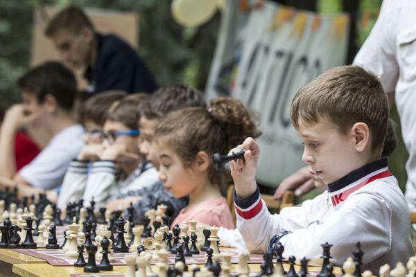 Юные шахматисты пробуют свои силы. - Sputnik Молдова