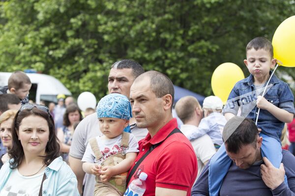Дети и их родители внимательно наблюдали за происходящим. - Sputnik Молдова
