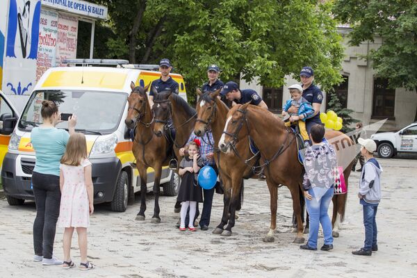 Сотрудники конной полиции и их парнокопытные подопечные с удовольствием дарили детям радость верховой езды. - Sputnik Молдова