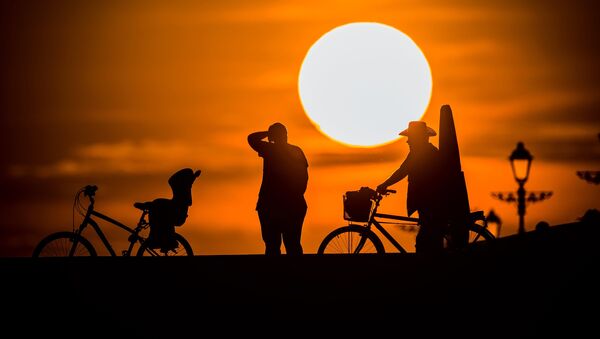 Apus de soare, bicicliști - Sputnik Молдова