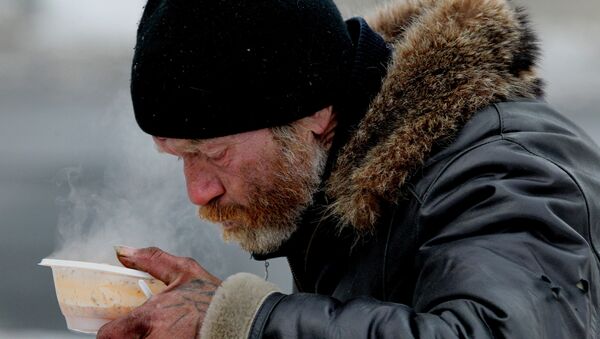 Бесплатные обеды раздают бездомным во Владивостокe/ Hrană gratis distribuită nevoiașilor - Sputnik Moldova