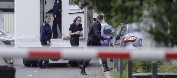 Мирона Панаитеску, бывшего директора Hexi Pharma, ведут на допрос - Sputnik Молдова